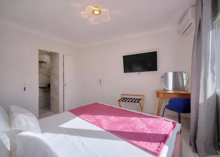 Seabatical By The Beach, 2bed And 2baths Cannes